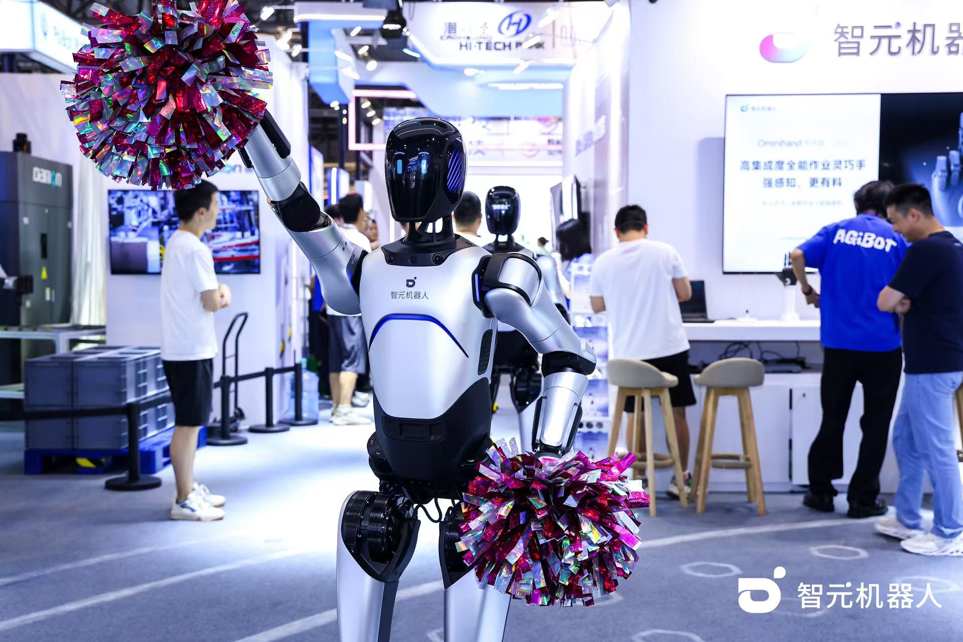 米兰milan机器人 WAIC 首日展台火爆，机器人家族集体打工忙不停